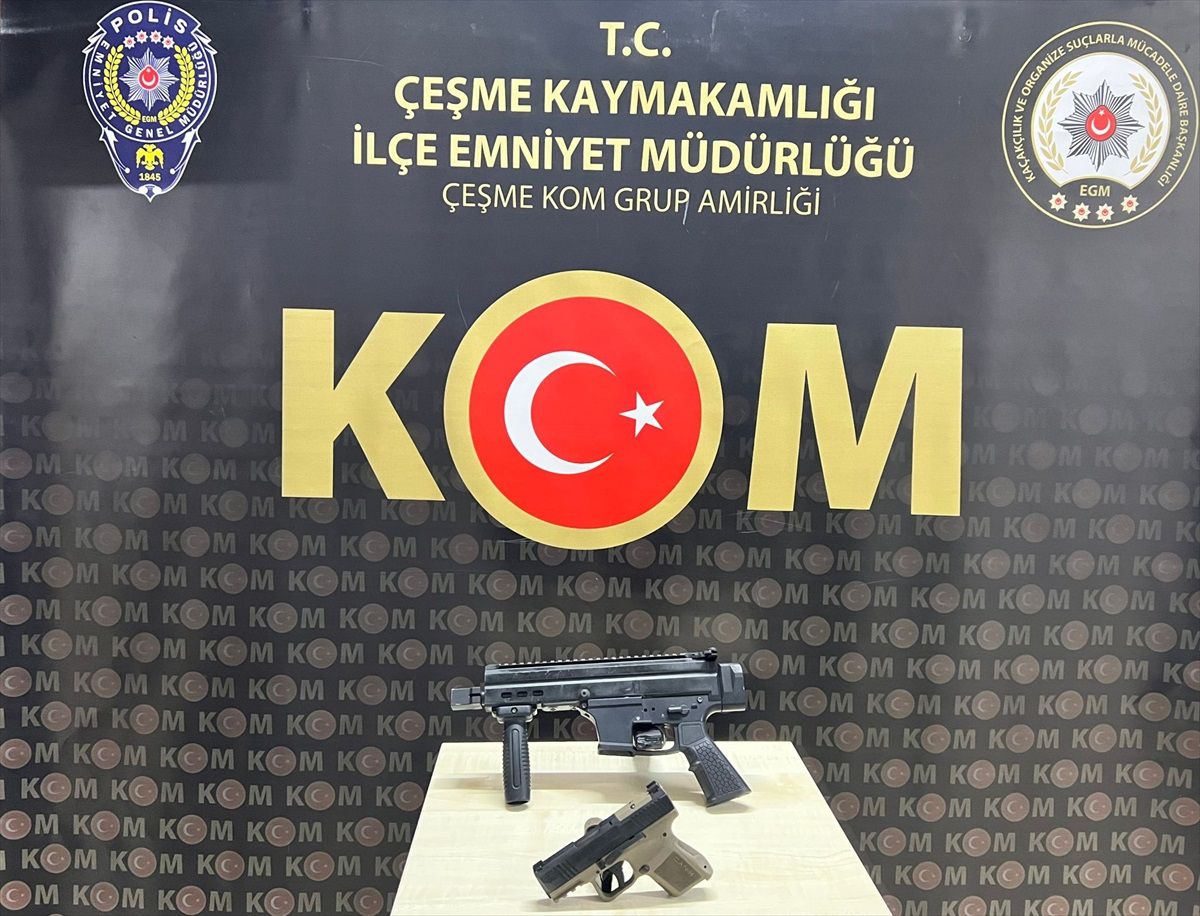 Çeşme\'deki plaj işletmesi önünde çıkan kavgada silahla yaralanan taksi şoförünü yakalanan 2 kişi tutuklandı