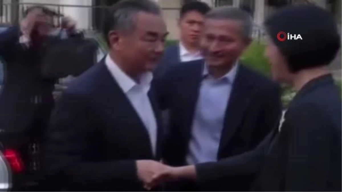 Çin Dışişleri Bakanı Wang Yi, Singapurlu mevkidaşı Vivian Balakrishnan\'ın kendisini kravatsız karşılaması üzerine kravatını çıkardı