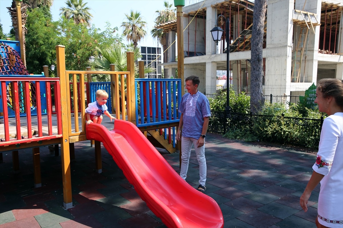 Ukraynalı aile, çocuklarının sağlığı için Türkiye\'de savaştan kaçtı