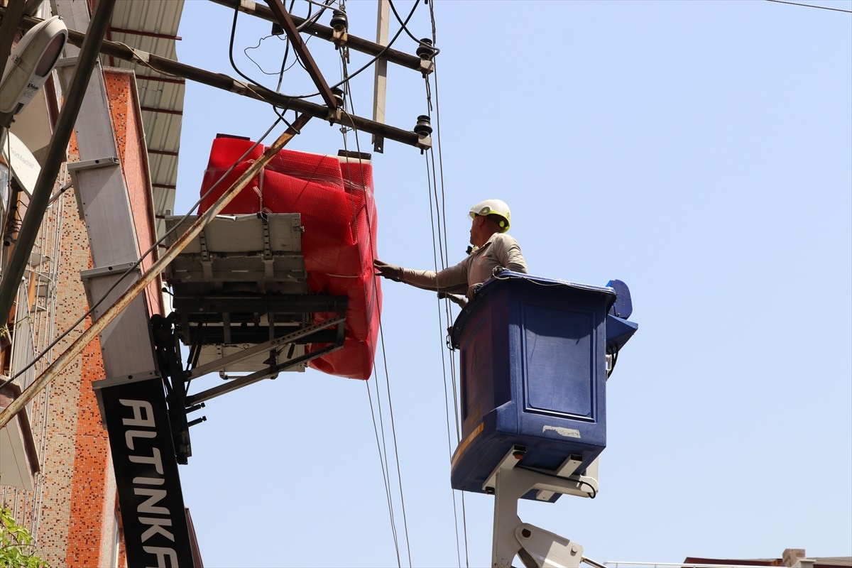 Denizli\'de Eşya Taşıma Asansöründen Düşen Koltuk Elektrik Tellere Takıldı