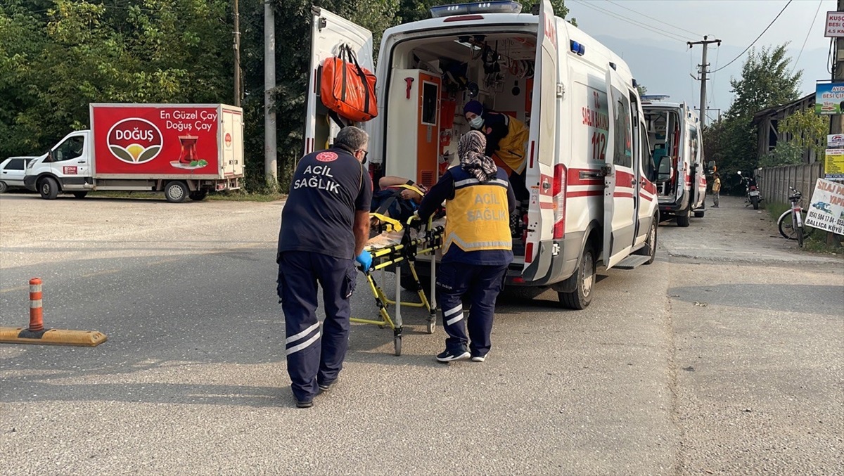 Düzce\'de Kavşakta Meydana Gelen Kaza Sonucu 2 Kişi Yaralandı