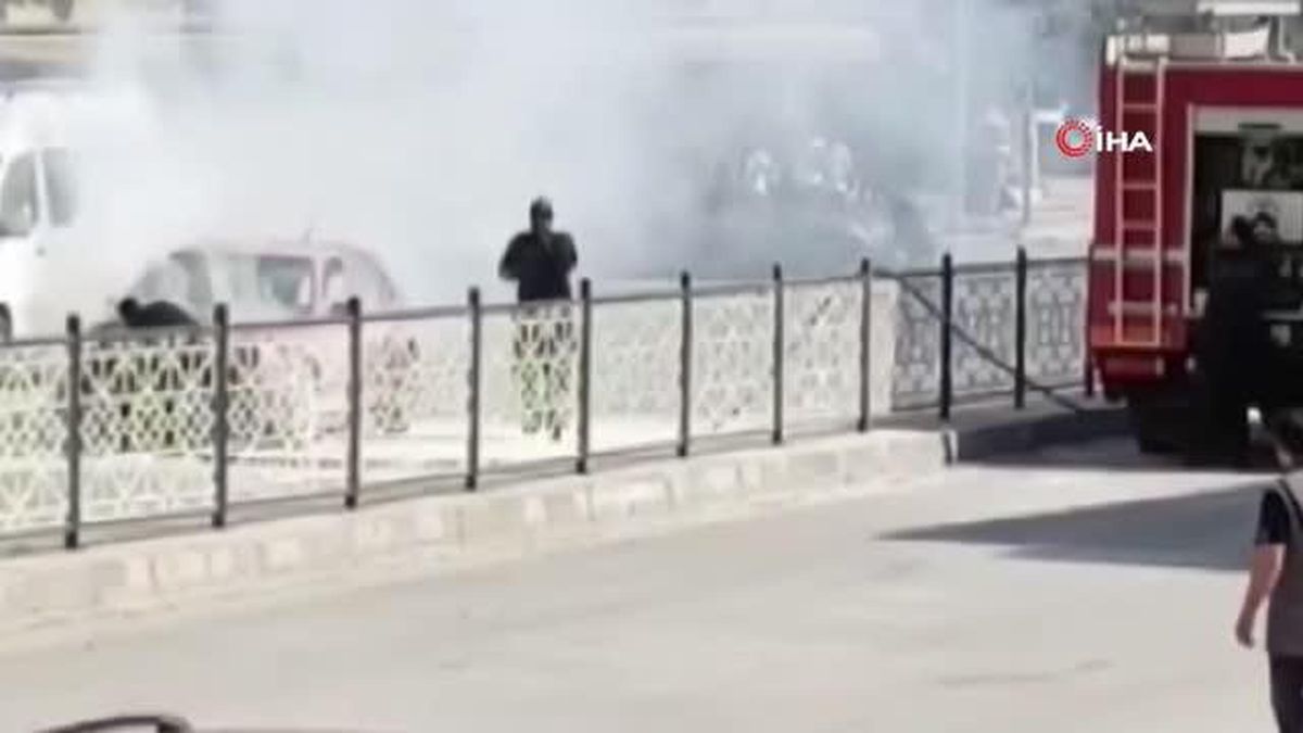 Elazığ\'da seyir halindeyken yanmaya başlayan araç itfaiye ekipleri tarafından söndürüldü