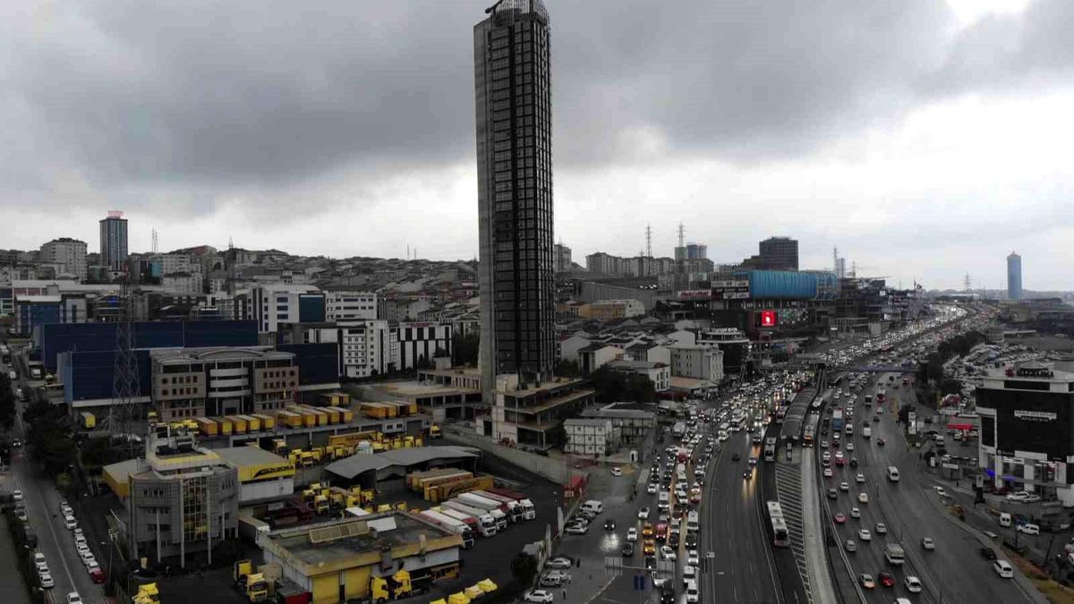 Haramidere\'de Yüksek Katlı Bina Nedeniyle Trafik Yoğunluğu