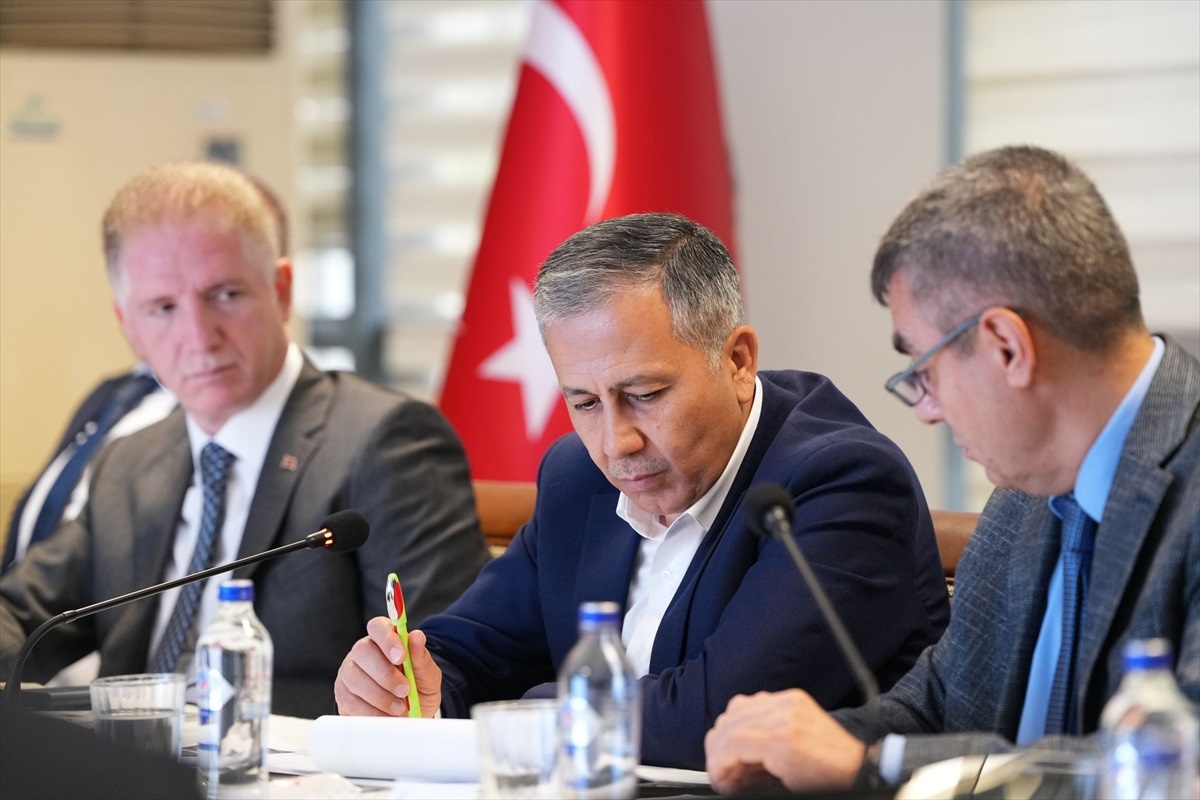 İstanbul İl Göç İdaresi Müdürlüğü\'nde göç ve güvenlik değerlendirme toplantısı yapıldı