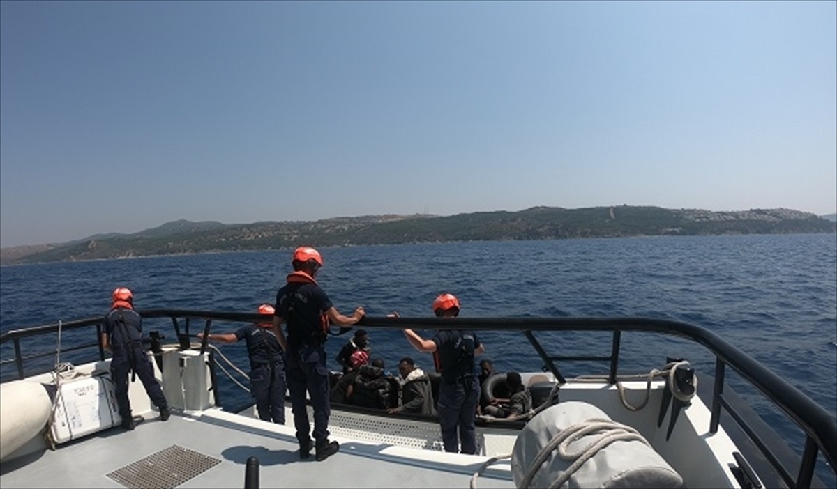 İzmir\'de 12 düzensiz göçmen kurtarıldı, 14 göçmen yakalandı