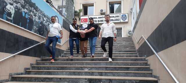 Kadıköy'de Tartışma Sonucu Kadın Pencereden Atılarak Öldürüldü Kadıköy'de Tartışma Sonucu Kadın Pencereden Atılarak Öldürüldü