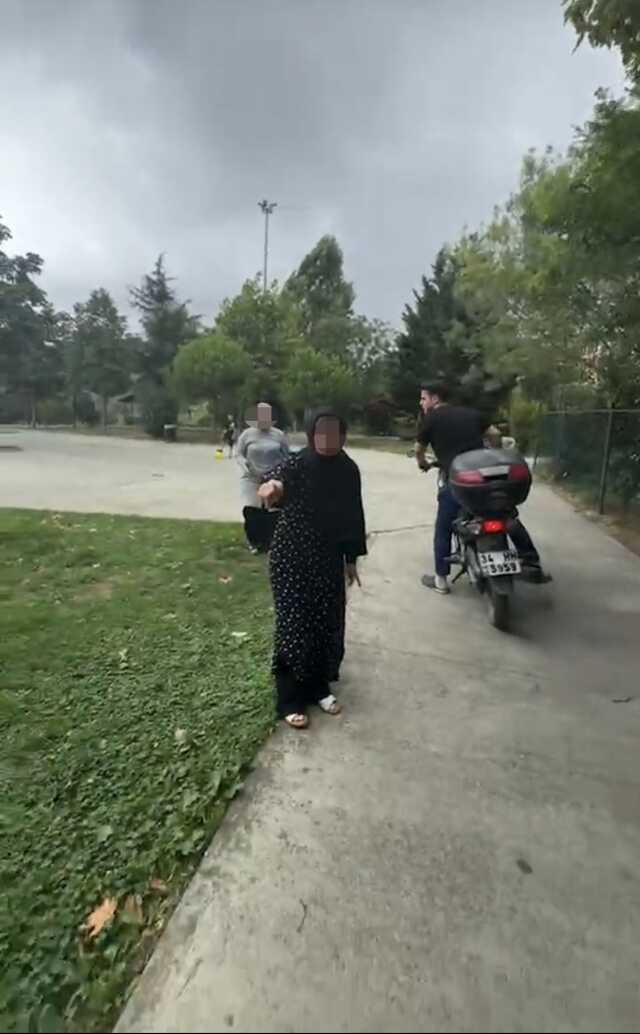 Kağıthane'de Köpek Tartışması Kavgaya Dönüştü Genç Adam Türbanlı Kadını Aşağıladı Kağıthane'de Köpek Tartışması Kavgaya Dönüştü Genç Adam Türbanlı Kadını Aşağıladı