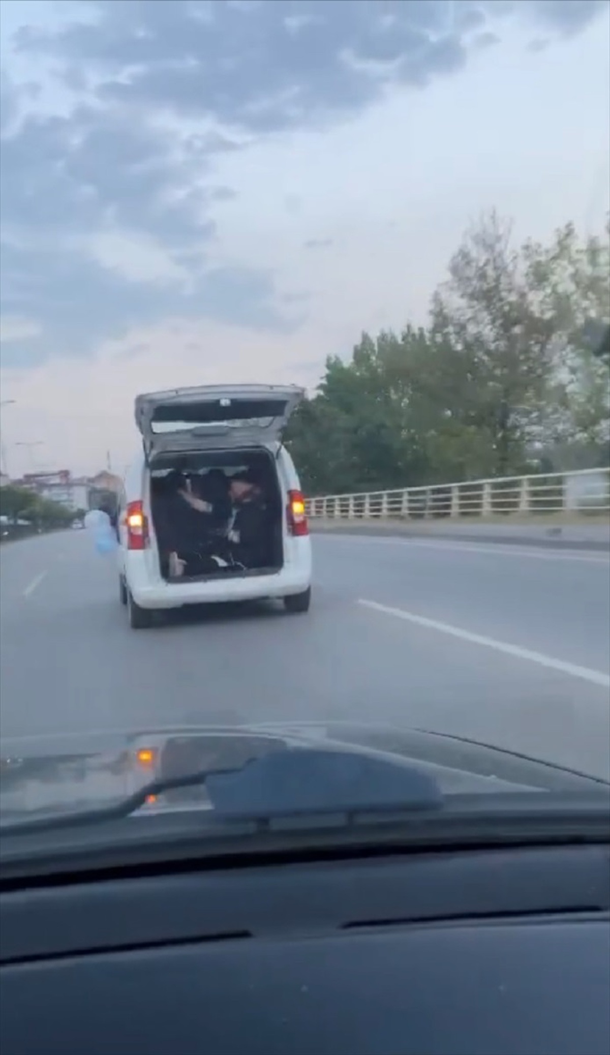 Karabük\'te Düğün Konvoyunda Tehlikeli Yolculuk