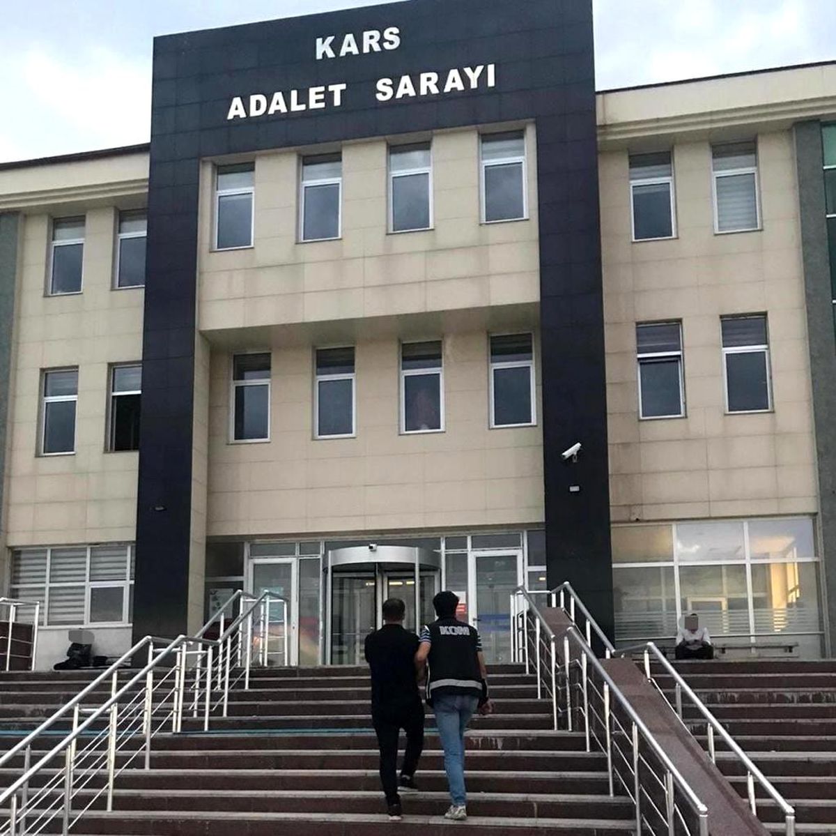 Kars\'ta Polis, Sürücü Kurslarında Kopya Düzeneği Kuran 5 Kişiyi Suçüstü Yakaladı