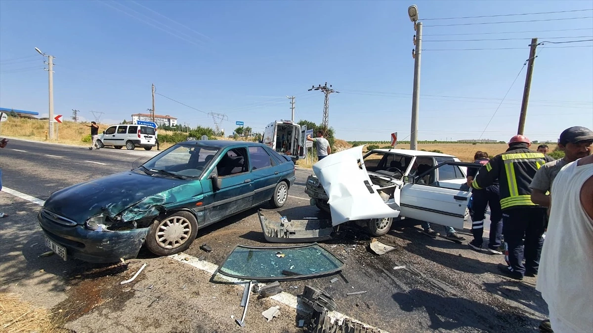Manisa\'da Otomobil Çarpışması: 3 Kişi Yaralandı