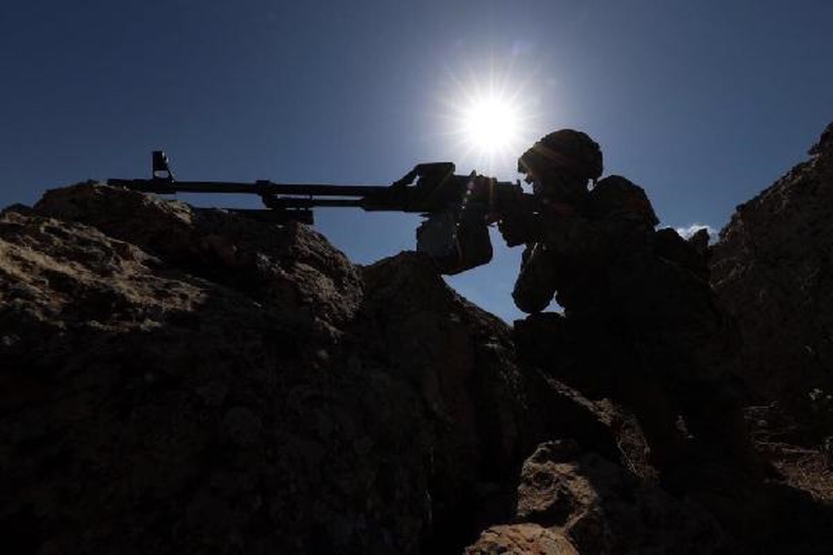 Mehmetçik, sıcak havada terörle mücadele ederken çekilen fotoğraflarını paylaştı
