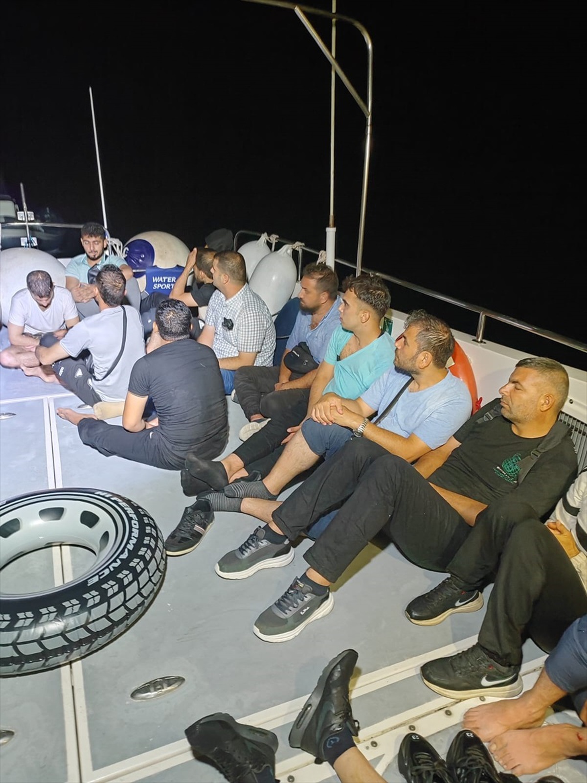 Muğla\'nın Datça ilçesinde 14 düzensiz göçmen kurtarıldı, 23 göçmen yakalandı