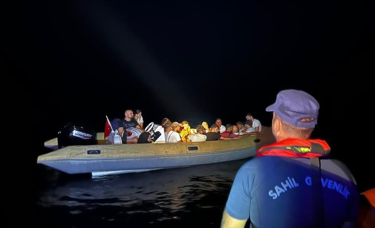 Fethiye\'de düzensiz göçmenleri yurt dışına çıkarmaya çalışan 3 zanlı tutuklandı