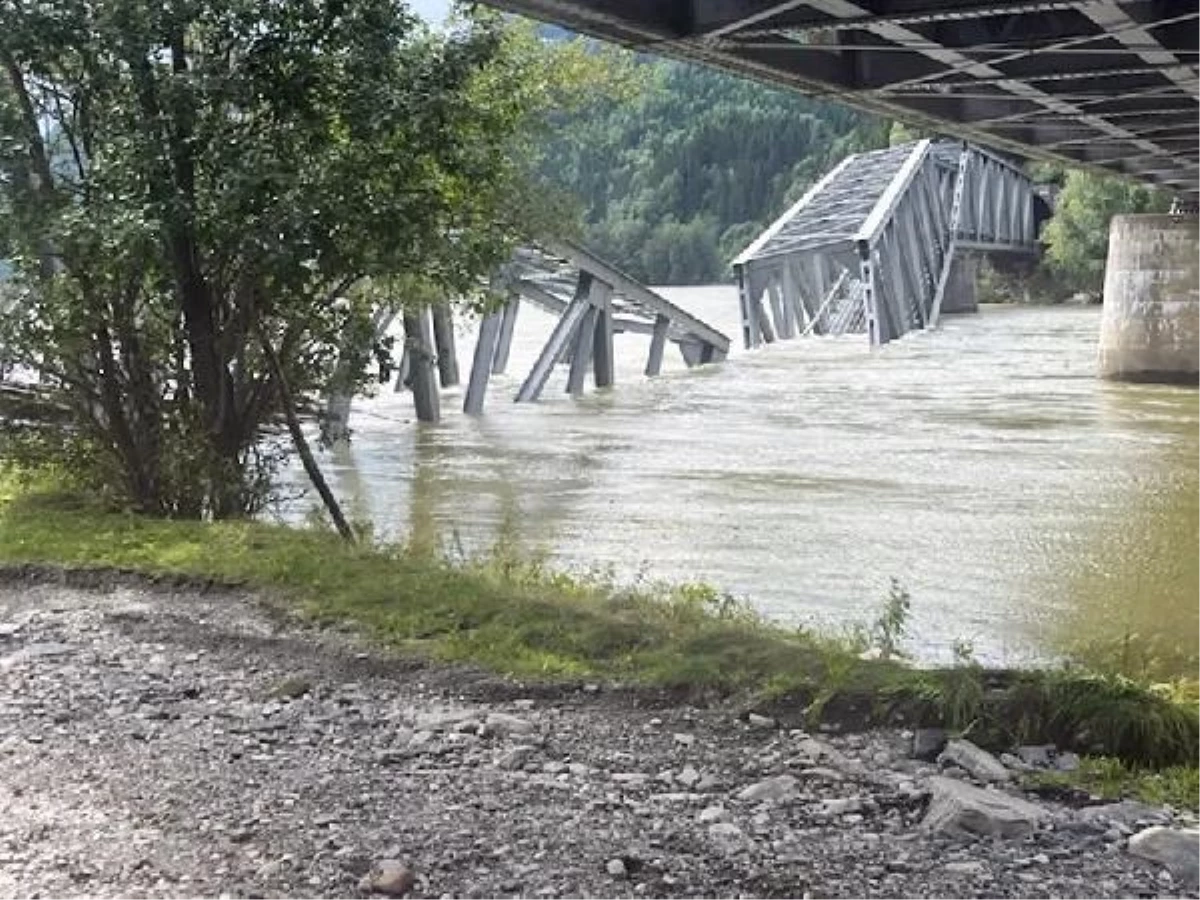 Norveç\'te Hans fırtınası sonucu demiryolu köprüsü çöktü