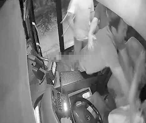 Özel halk otobüsü şoförü yolcunun saldırısına uğradı