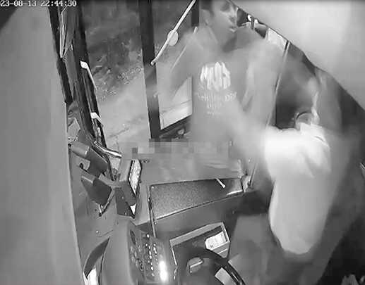 Özel halk otobüsü şoförü yolcunun saldırısına uğradı