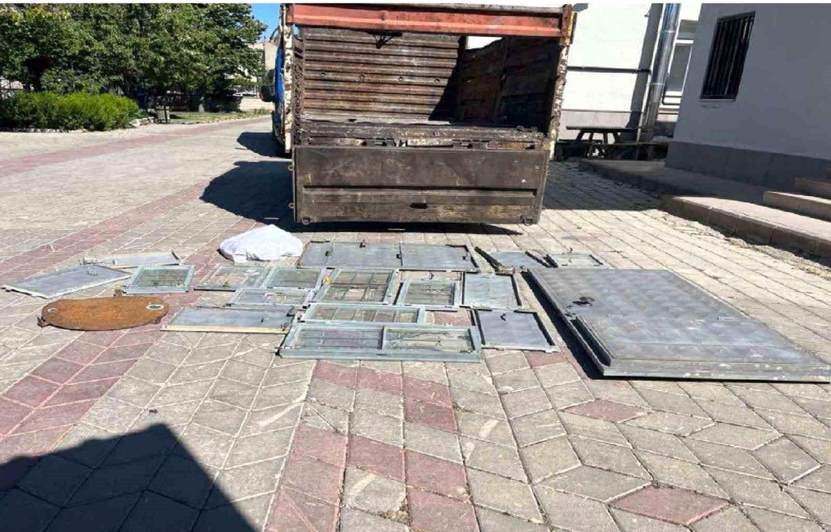Afyonkarahisar\'da Demir Kapı ve Pencereleri Çalan Şahıslar Yakalandı