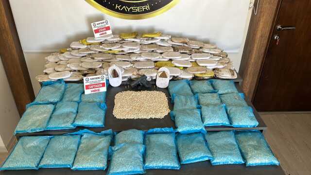 Polisten kaçan uyuşturucu tacirlerinin aracı takla attı, 25 Milyon TL değerinde uyuşturucu ele geçirildi Polisten kaçan uyuşturucu tacirlerinin aracı takla attı, 25 Milyon TL değerinde uyuşturucu ele geçirildi