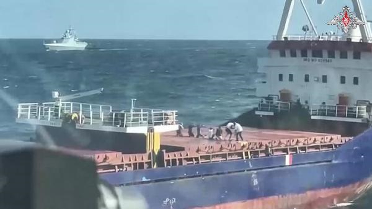 Rus askerleri Ukrayna\'ya ait kuru yük gemisine baskın düzenledi