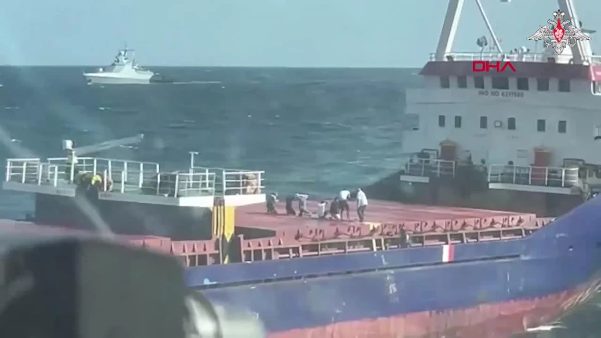 Rus askerleri Ukrayna\'ya ait kuru yük gemisine baskın düzenledi