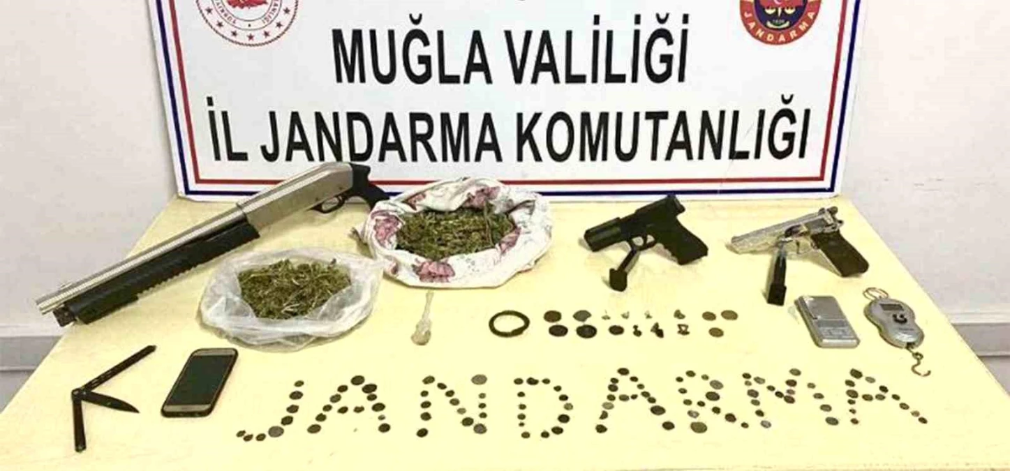 Muğla\'da Uyuşturucu ve Silah Operasyonu: 400 Gram Esrar ve Ruhsatsız Silah Ele Geçirildi