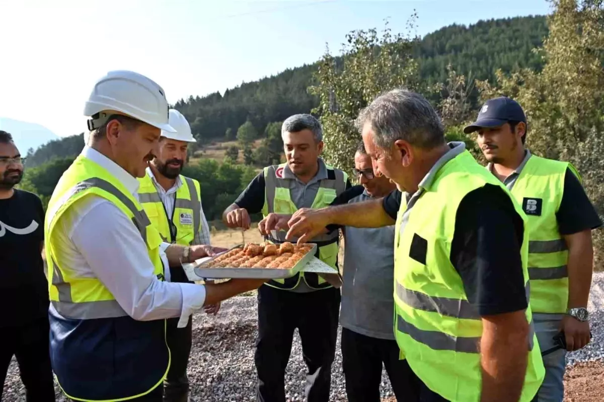 Başkan Yılmaz, işçilere sıcak hava altında sürpriz yaptı