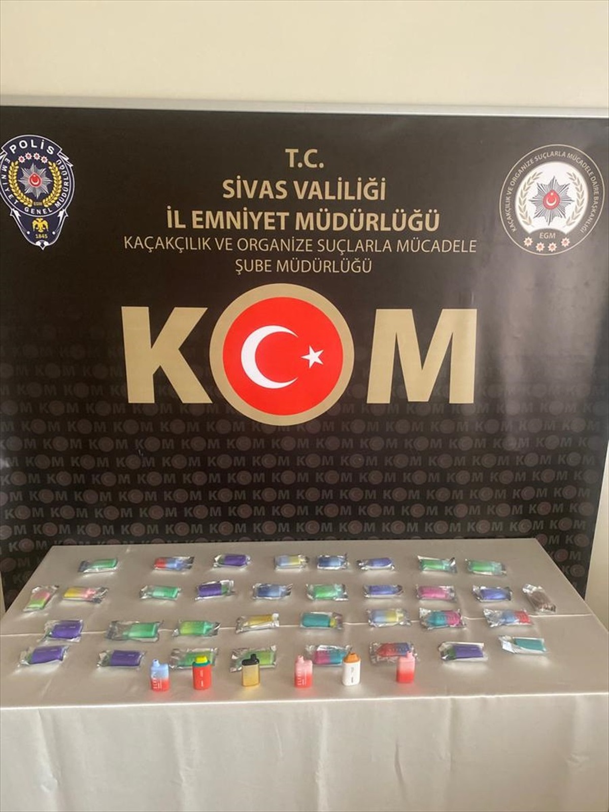 Sivas\'ta Kaçak Elektronik Sigara ve Dijital Saat Operasyonu: 2 Zanlı Yakalandı