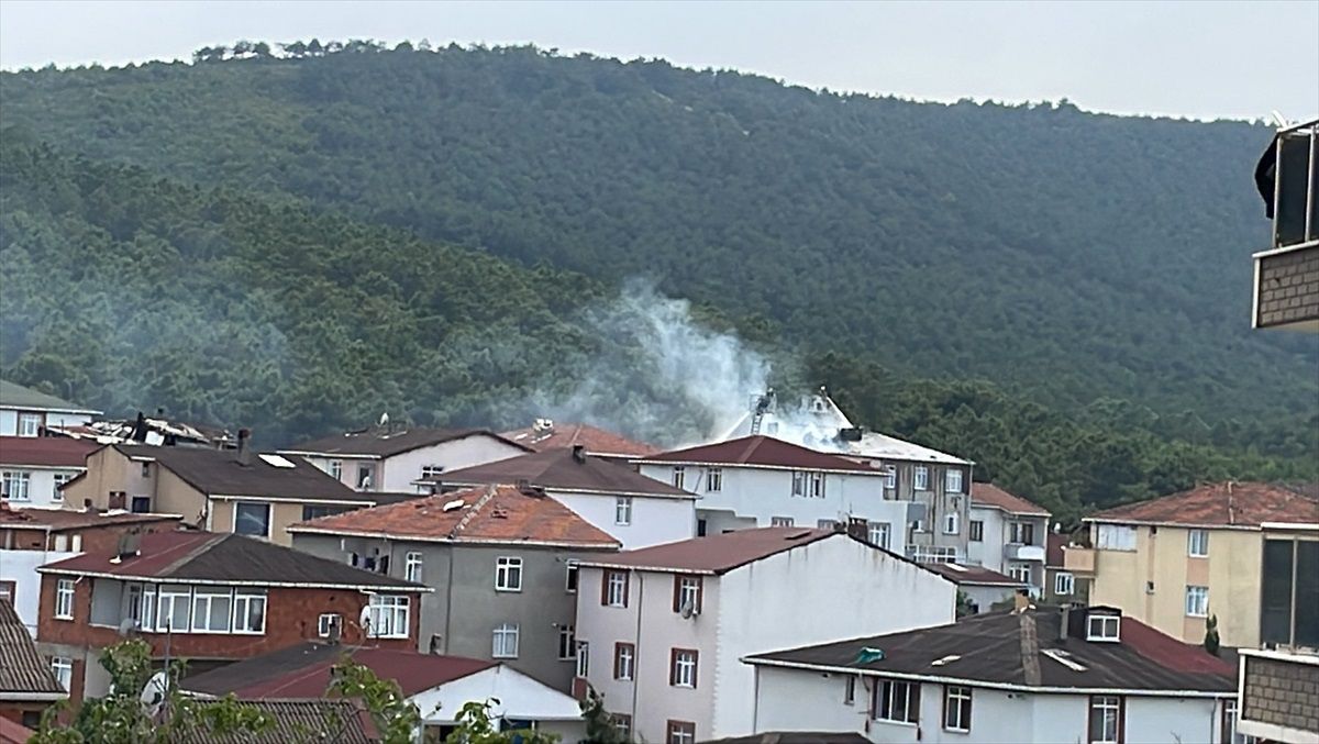 Sultanbeyli\'de 4 Katlı Binanın Çatısında Çıkan Yangın Söndürüldü