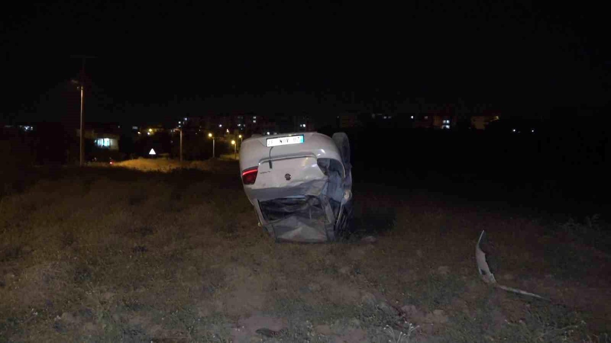 Denizli\'de Kontrolden Çıkan Otomobil Takla Attı: 4 Yaralı