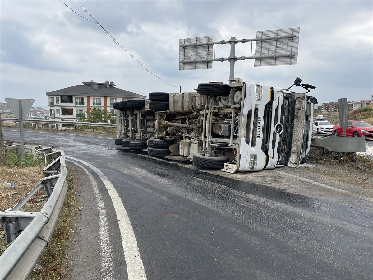 Tekirdağ\'da Çakıl Yüklü Tır Devrildi, Sürücü Yaralandı