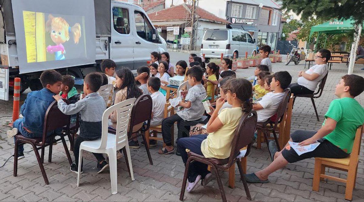 Tepebaşı Belediyesi Gezici Kütüphane ve Eğlence Aracı ile 1000 Çocuğa Ulaştı