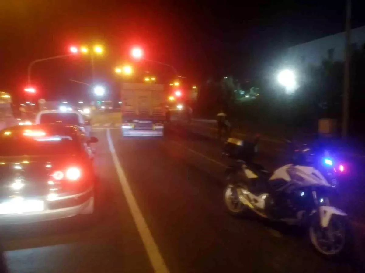 Zonguldak\'ta Tırın Dorsesi Ayrıldı, Yere Yağ Döküldü