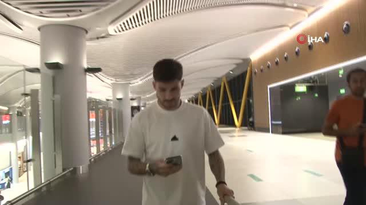 Trabzonspor\'un prensip anlaşmasına vardığı Yunan forvet İstanbul\'a geldi