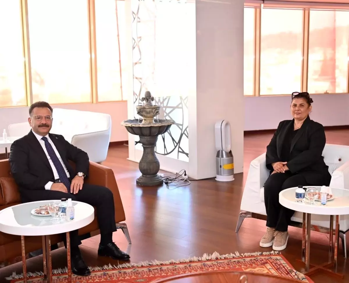 Eskişehir Valisi Hüseyin Aksoy, Aydın Büyükşehir Belediye Başkanı Özlem Çerçioğlu\'nu ziyaret etti