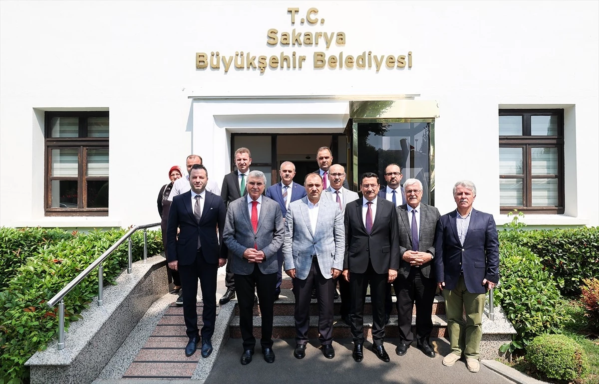 Vali Çetin Oktay Kaldırım, Büyükşehir Belediye Başkanı Ekrem Yüce\'ye veda ziyaretinde bulundu