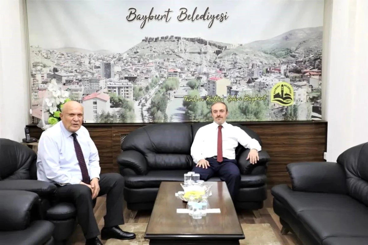 Bayburt Valisi Cüneyt Epcim, Belediye Başkanı Hükmü Pekmezci\'ye veda ziyaretinde bulundu