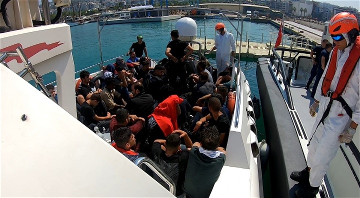Kuşadası açıklarında Yunanistan tarafından geri itilen 40 düzensiz göçmen kurtarıldı