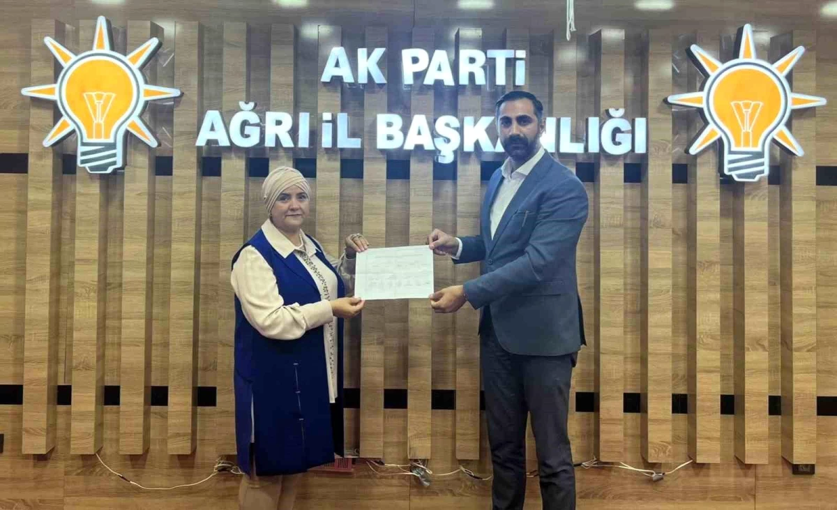 AK Parti Ağrı Merkez İlçe Başkanı Ömer Tahtalı, Besra Şimşek\'e mazbatasını verdi