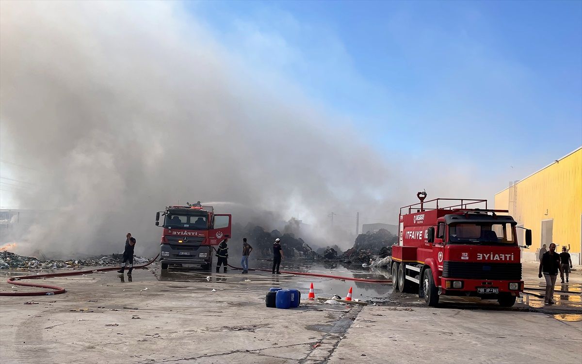 Aksaray OSB\'deki Geri Dönüşüm Fabrikasında Çıkan Yangın Kontrol Altına Alındı