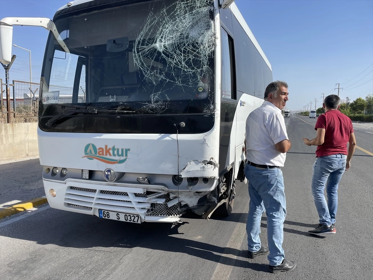 Aksaray\'da İki Servis Minibüsü Çarpıştı: 13 Yaralı