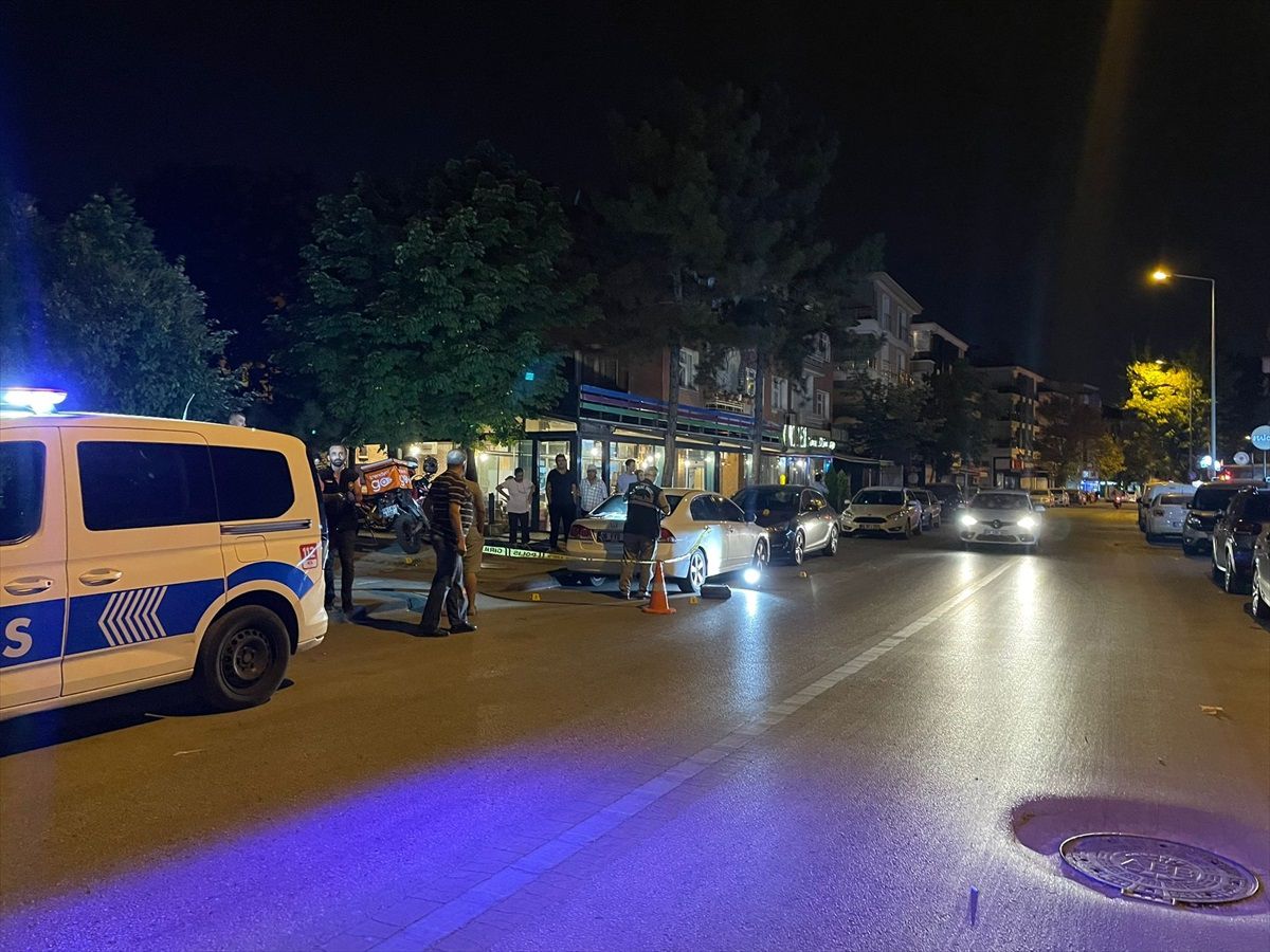 Ankara\'da silahlı kavgada 2 kişiyi yaralayan zanlılar otomobille kaçarken 2 yayaya çarptı