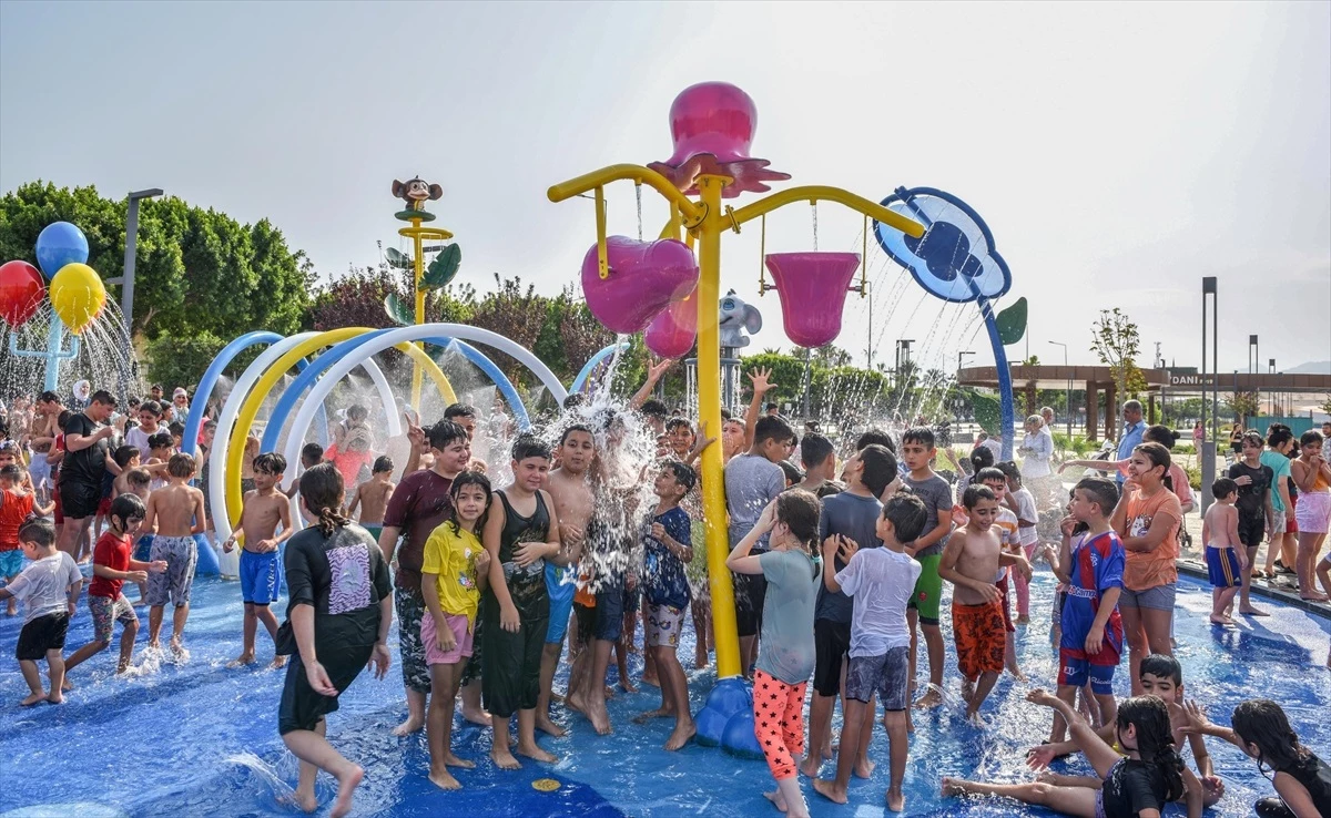 Antalya\'da Çocuklar Su Parkında Serinledi