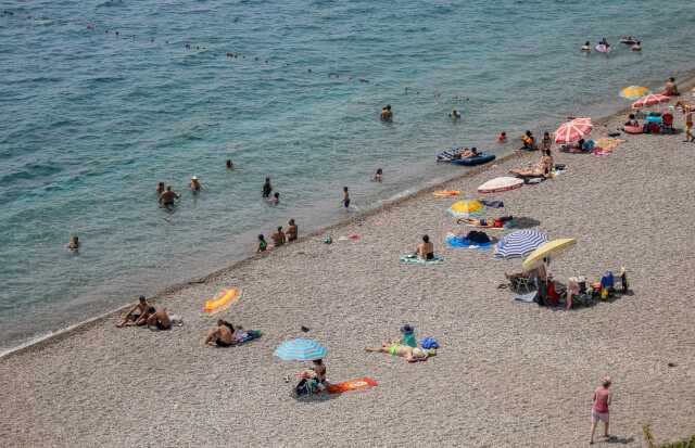 Antalya'yı kaplayan nem bulutları nedeniyle havalimanına iniş yapamayan bazı uçaklar farklı şehirlere yönlendirildi Antalya'yı kaplayan nem bulutları nedeniyle havalimanına iniş yapamayan bazı uçaklar farklı şehirlere yönlendirildi
