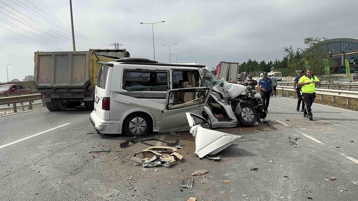 Arnavutköy\'de VİP taksi ile kamyonetin karıştığı kaza sonucunda taksi hurda yığınına döndü