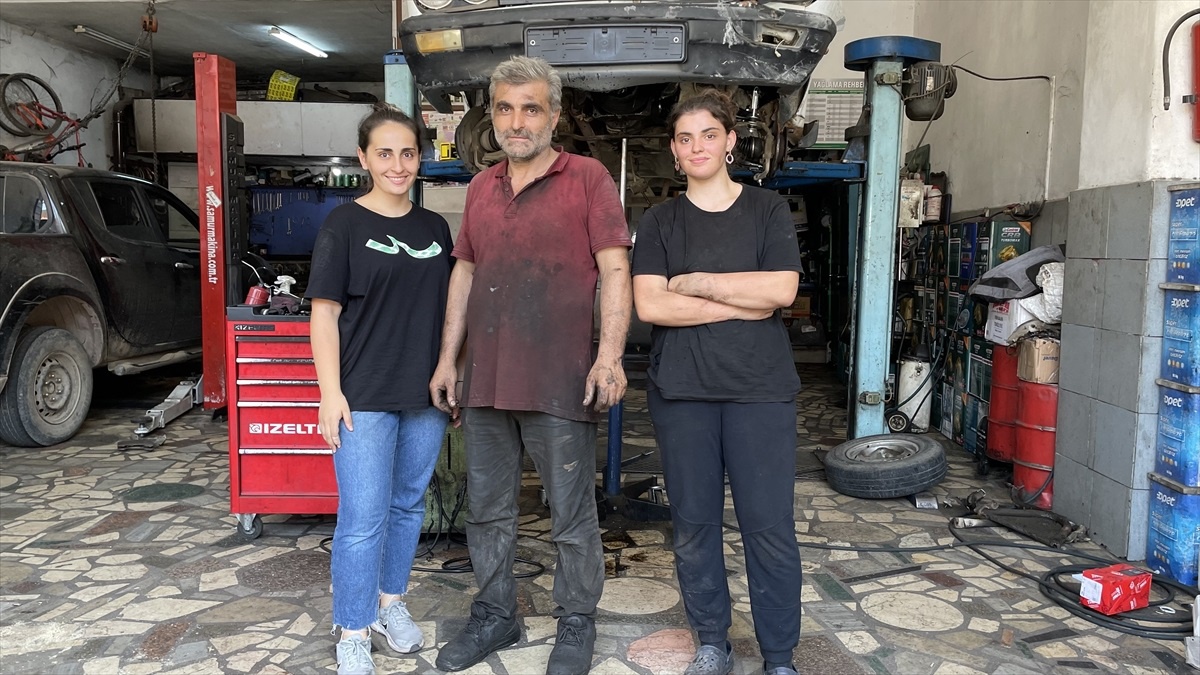 Artvin\'de Lise Öğrencisi Azra Pekal, Babasına Yardım Ederek Yaz Tatilini Geçiriyor