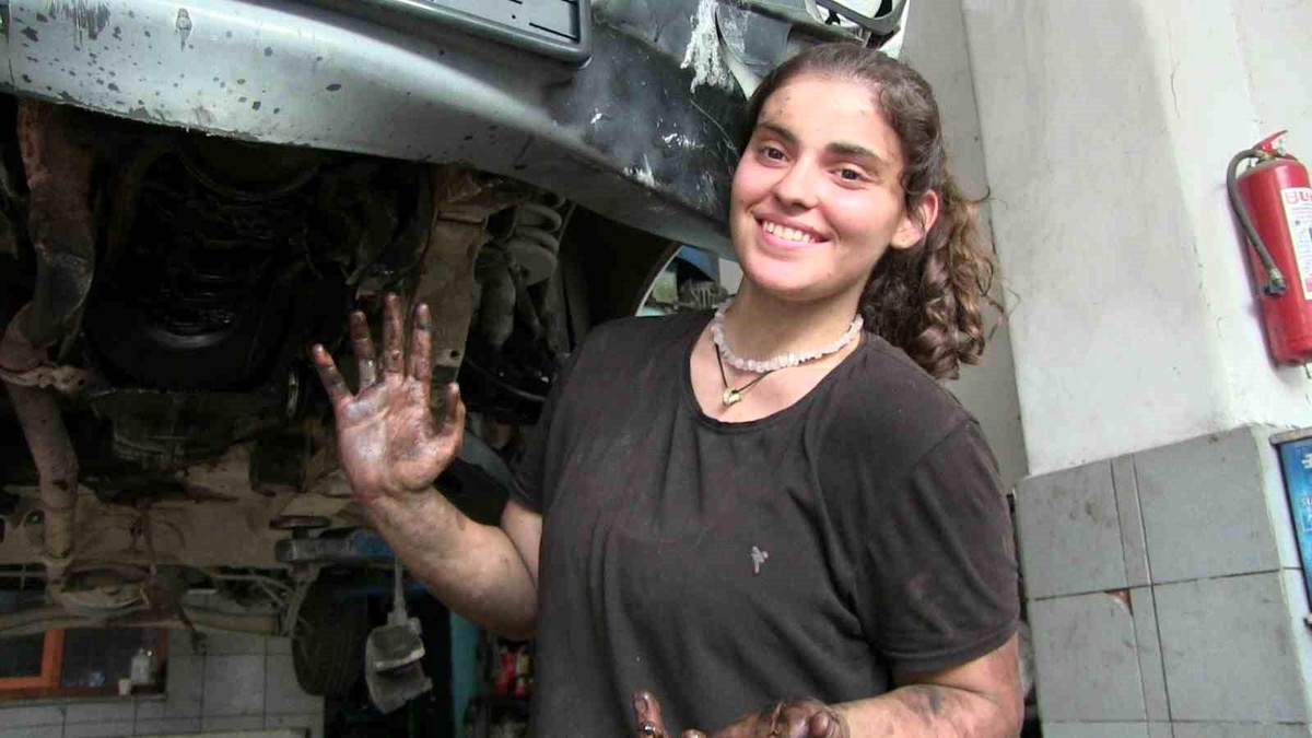 Artvin\'de Lise Öğrencisi Genç Kız Motor Ustası Oldu