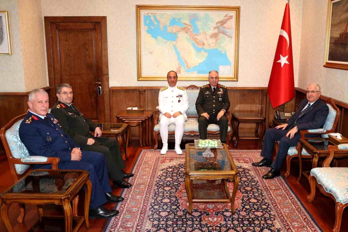 Kara ve Hava Kuvvetleri Komutanlıklarında devir teslim töreni - Bakan Güler\'den Genelkurmay Başkanı Gürak\'a ziyaret