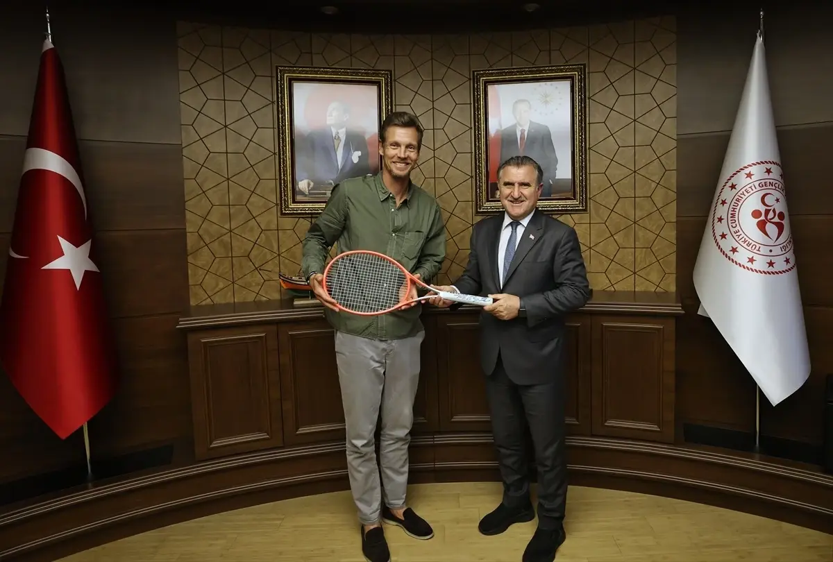 Gençlik ve Spor Bakanı Osman Aşkın Bak, dünya sıralamasında 4 numaraya yükselen Çek tenisçi Tomas Berdych ile bir araya geldi