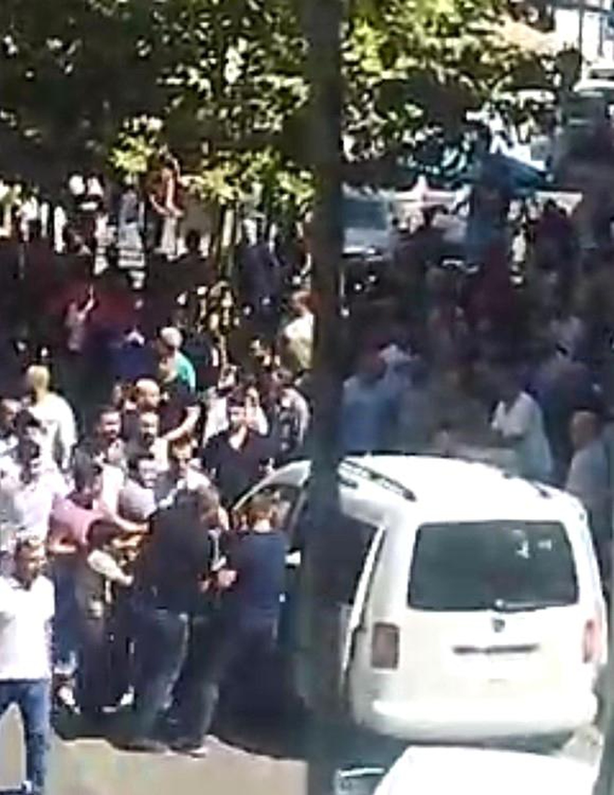 Batman\'da Kaçak Sigara Operasyonunda Gözaltına Alınan Kişinin Ailesi Polise Saldırdı