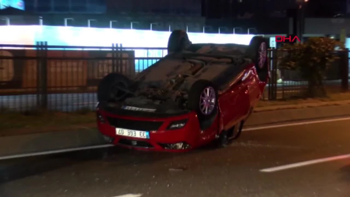 Beşiktaş\'ta Taksiye Çarpan Otomobil İSPARK Kulübesine Çarptı: 2 Yaralı